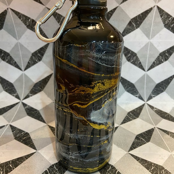 Golden Knights inspired water bottle - Picture 3 of 3